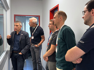 Dr. Dontsov zeigt die mechanische Fertigung