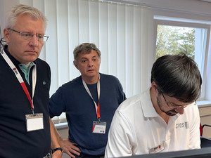 Falko Seyfferth präsentiert die Software zum Dreistrahlinterferometer