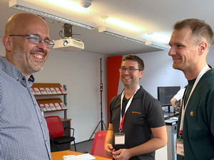 Enrico Langlotz im Gespräch mit Herrn Kelterborn und Herrn Neumeister (JAT – Jenaer Antriebstechnik GmbH)