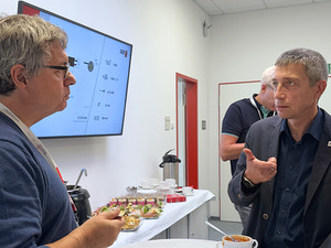 Dr. Dontsov im Gespräch mit Herrn Bergmann (PTB)