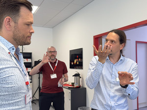 Ilko Rahneberg beschreibt einen Messaufbau zu Kompensation des Abbe-Fehlers.