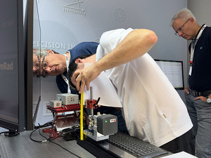Falko Seyfferth arbeitet am Dreistrahlinterferometer SP 5000 TR